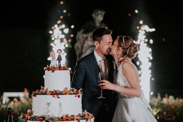 And they lived happily ever after ✨
.
@onice_eventi 
@villabossi 
@alessiaserdinofloraldesign 
@acadancemarryme 
@legourmetditondini 
@ladyannasposi 
.
#cake #cakecutting #villabossi #oniceventi #happilyeverafter #us #noidue #couplegoals #claudiacalaphotography #weddingpictures #weddingphoto #weddingphotographer