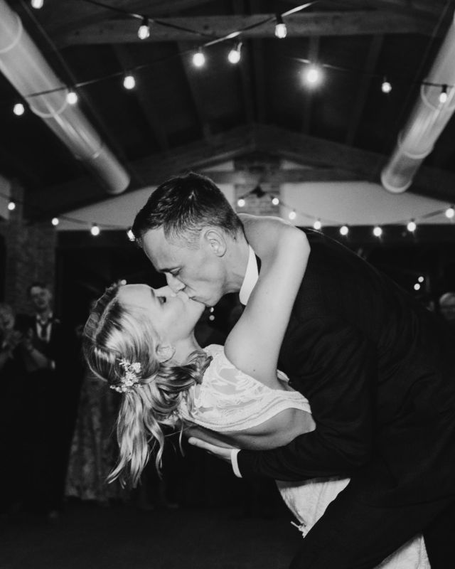 Dancing time!
.
@mowedding_events 
#tuscanyweddingphotographer #casacornacchi #dancingtime #coupledance #tuscanwedding #italianweddingphotographer #claudiacalaphotography #weddingvenuetuscany